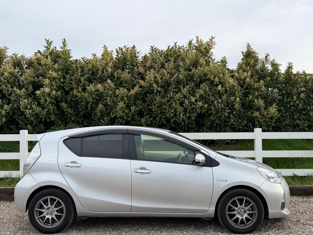 2012 Toyota Aqua thumbnail 13