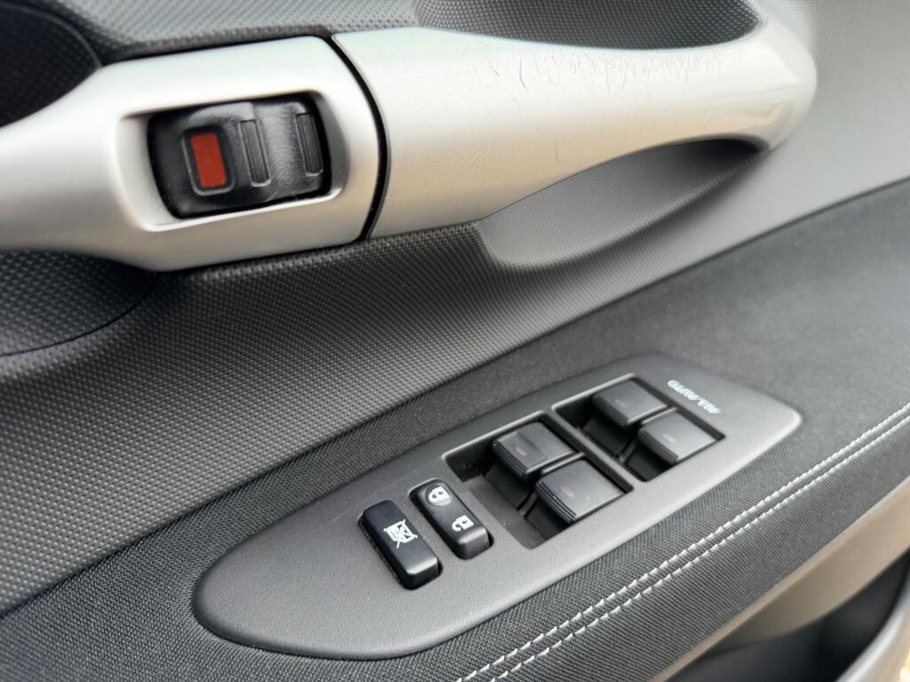 2012 Toyota Auris thumbnail 27