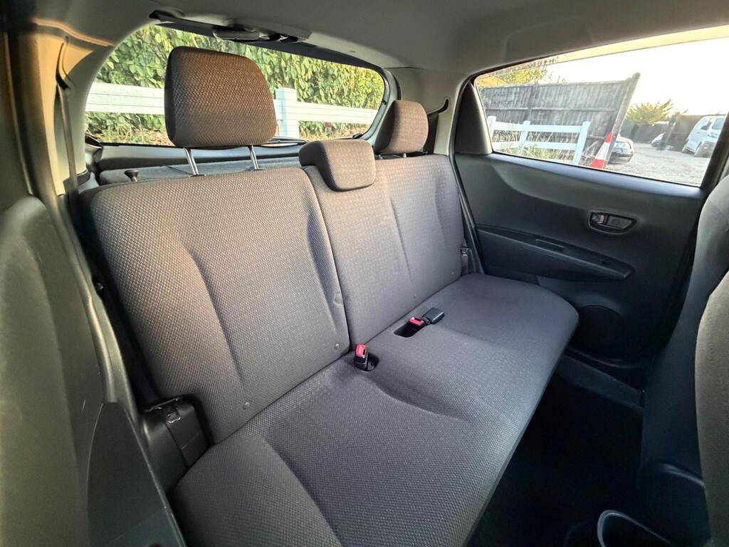 2013 Toyota Yaris thumbnail 19