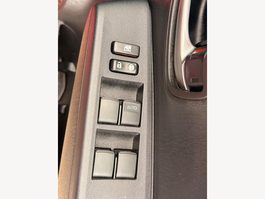 2014 Toyota Yaris thumbnail 36