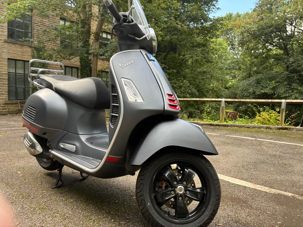 Piaggio Vespa GTS 300