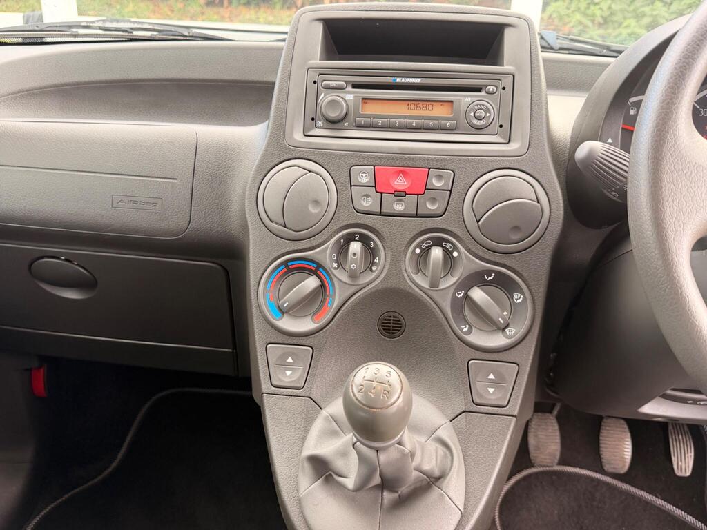 2011 Fiat Panda thumbnail 22