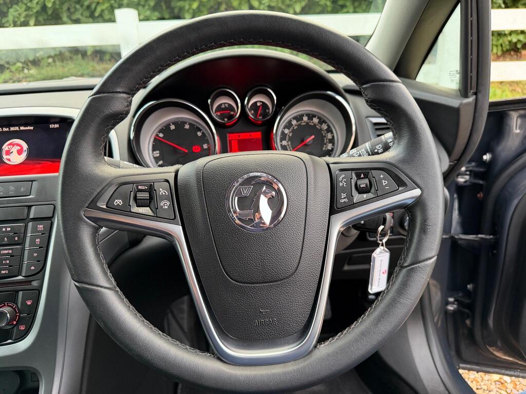 Vauxhall Astra 1.6 CDTi ecoFLEX Tech Line Sports Tourer Euro 6 (s/s) 5dr thumbnail 19