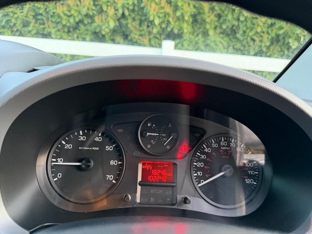 2017 Peugeot Partner thumbnail 18