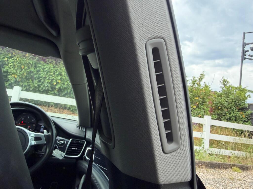 2015 Porsche Panamera thumbnail 51
