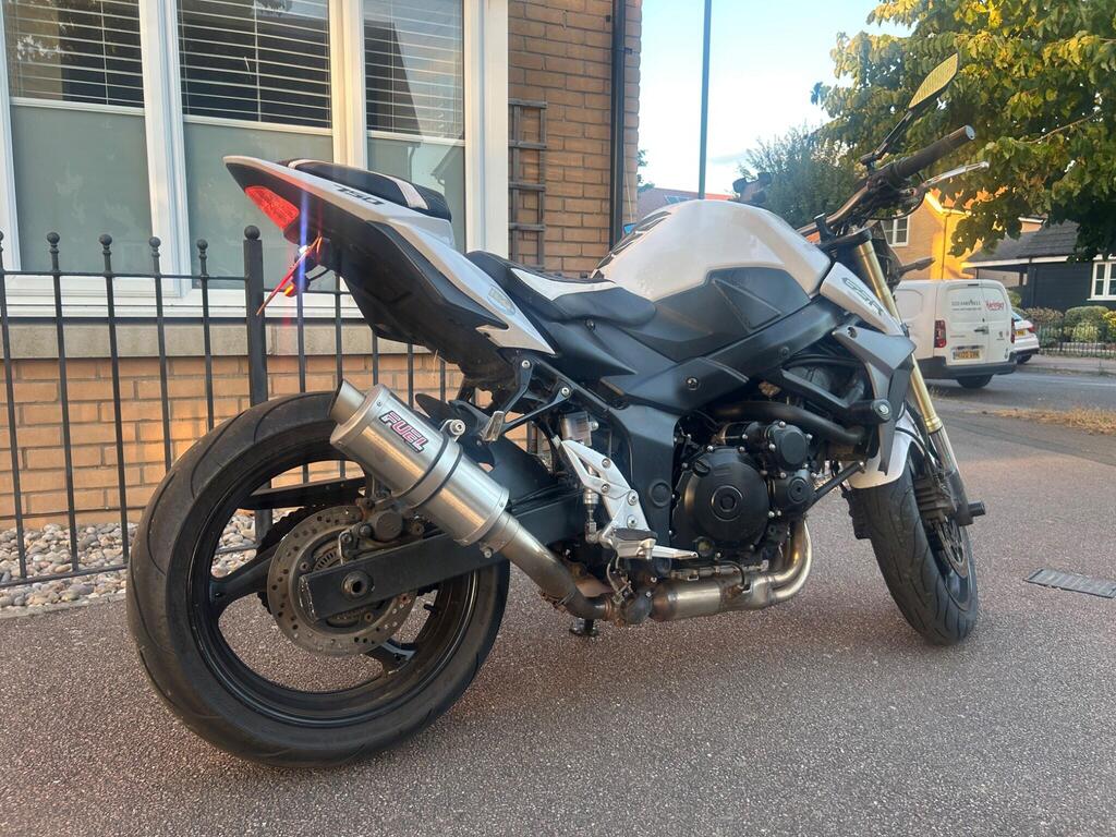 Suzuki GSR750