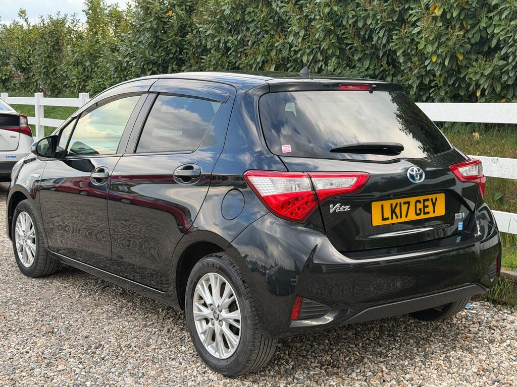 2017 Toyota Yaris thumbnail 7