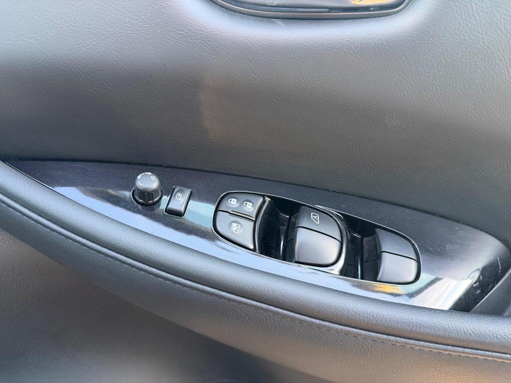 2015 Nissan Leaf thumbnail 25