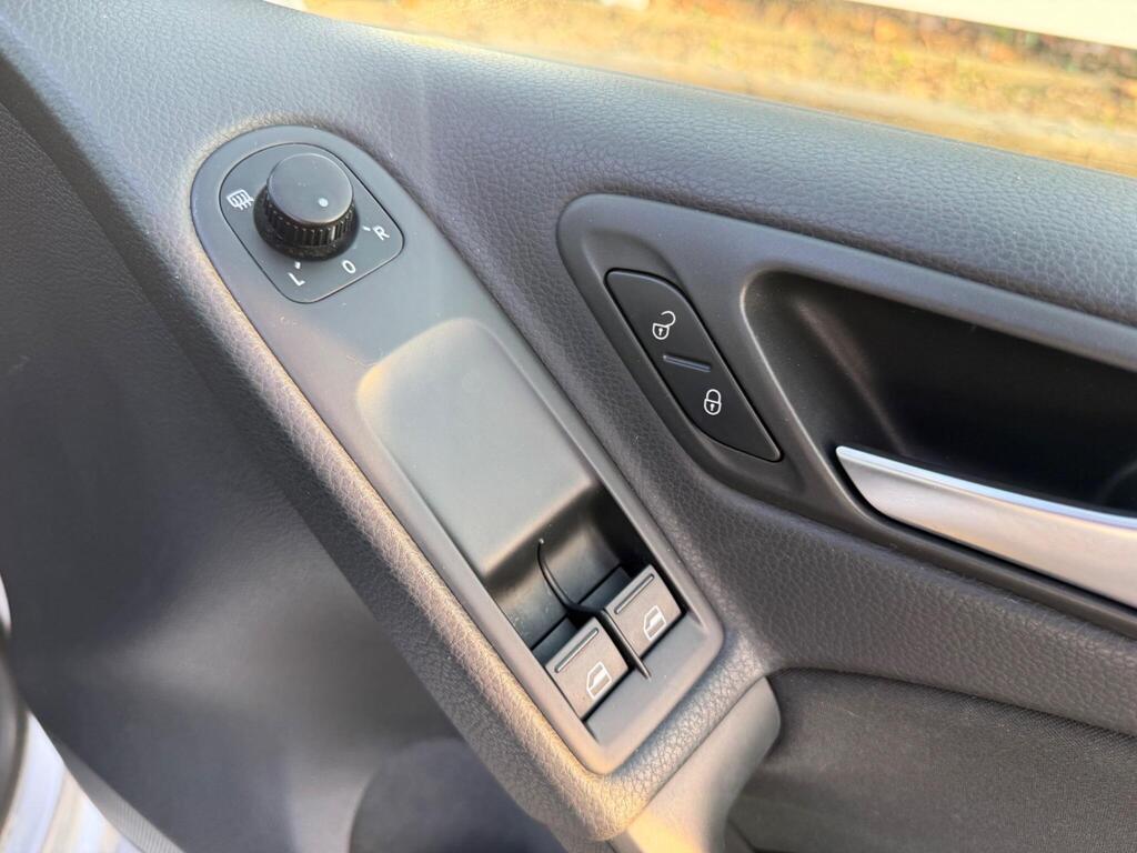 2011 Volkswagen Golf thumbnail 30