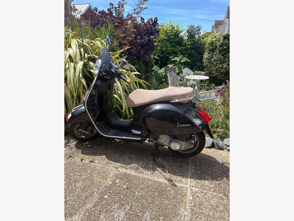 Piaggio Vespa GTS 125