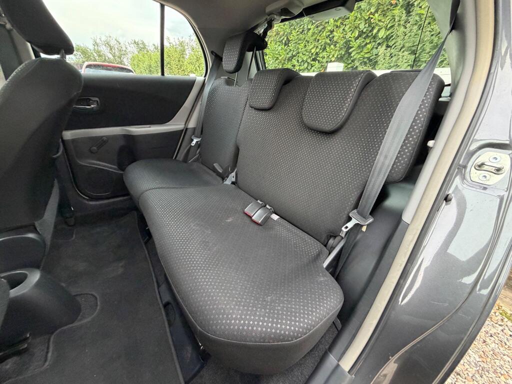 2011 Toyota Yaris thumbnail 17