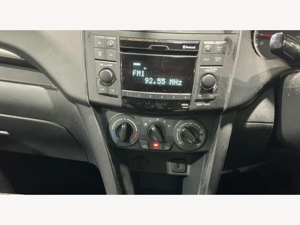 2013 Suzuki Swift thumbnail 5