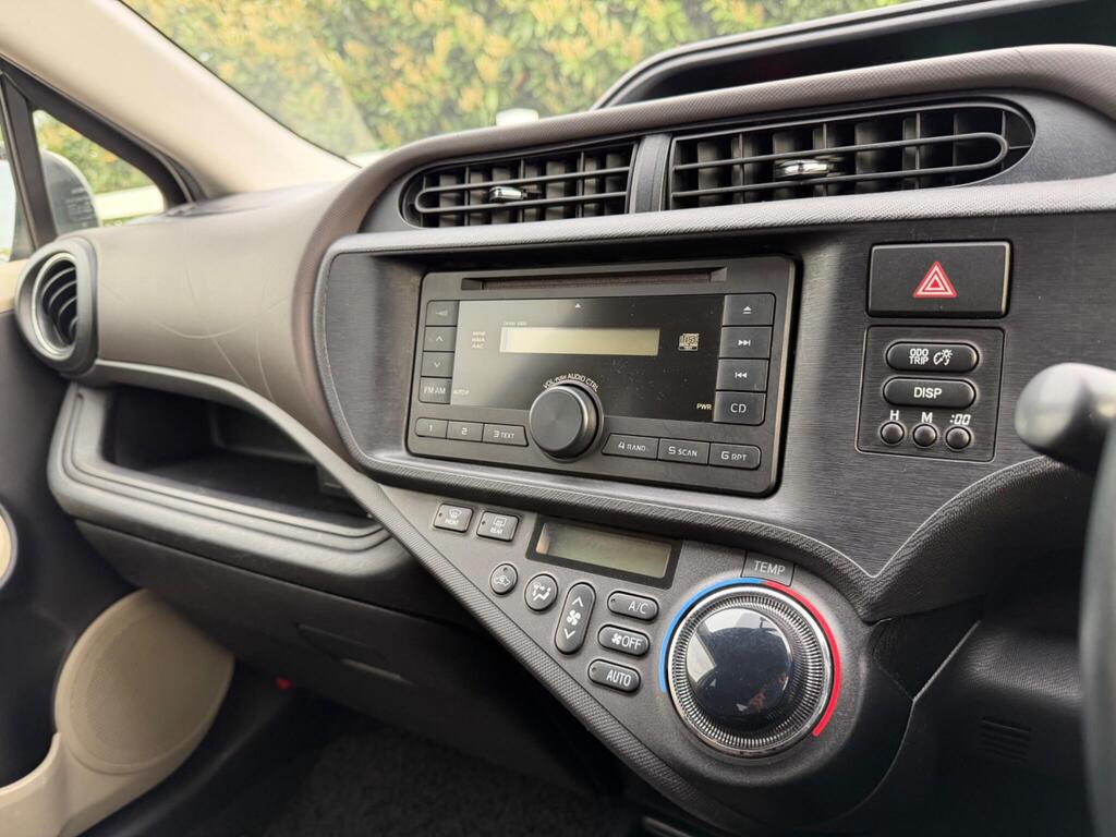 2012 Toyota Aqua thumbnail 17