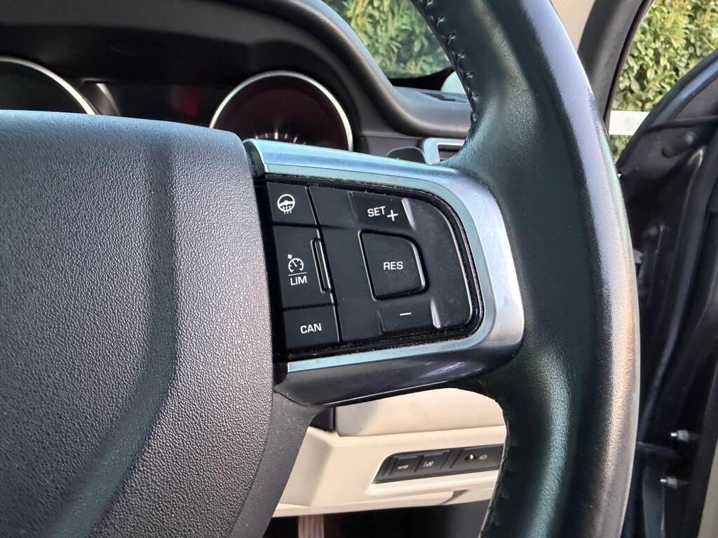 2017 Land Rover Discovery Sport thumbnail 25