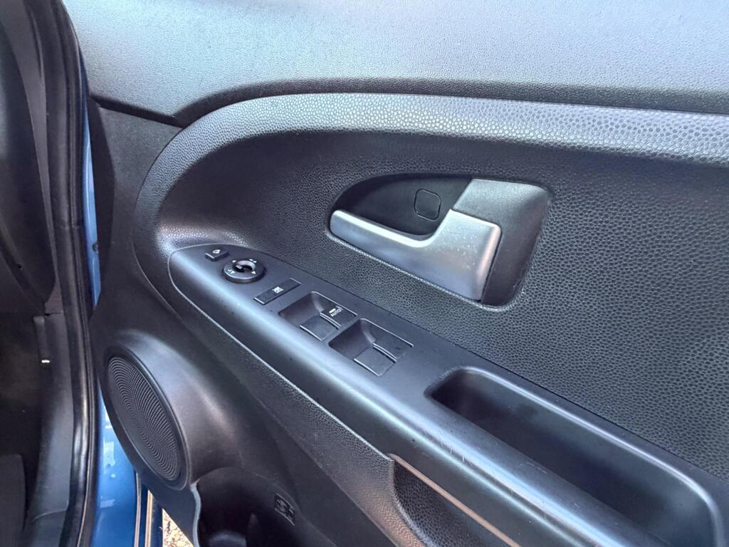 2012 Kia Venga thumbnail 22