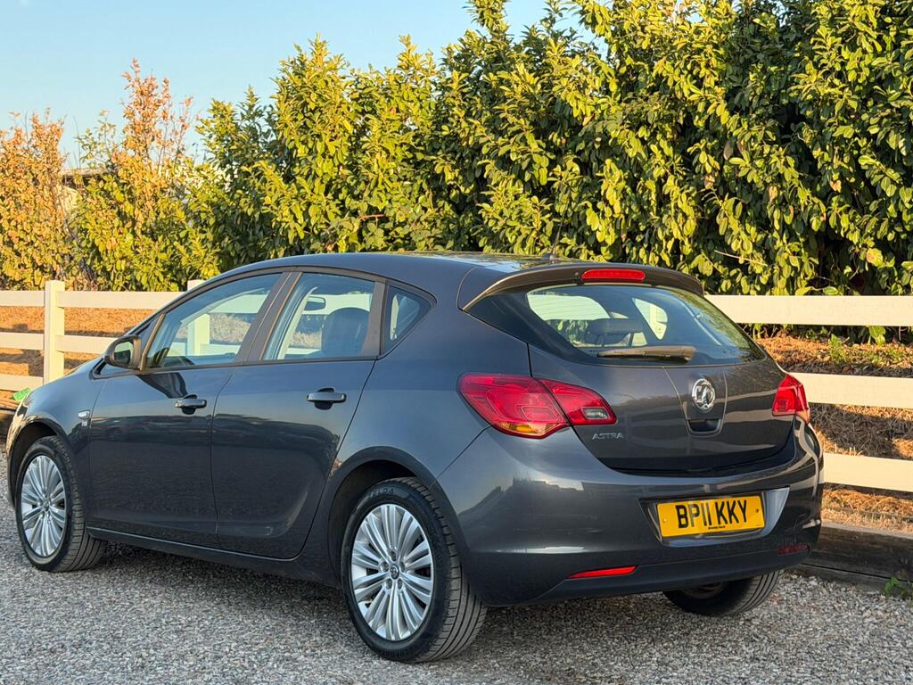 2011 Vauxhall Astra thumbnail 9