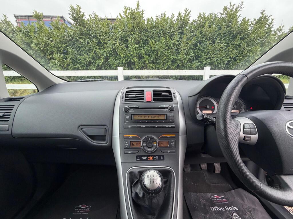 2012 Toyota Auris thumbnail 16