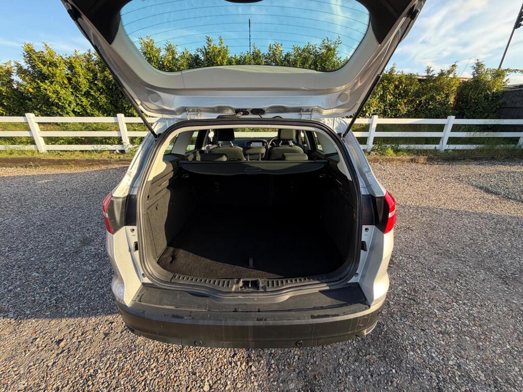 2017 Ford Focus thumbnail 30