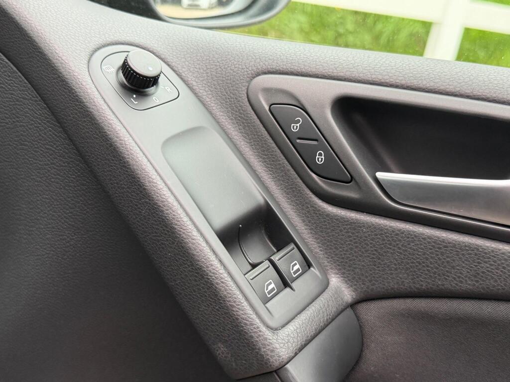 2009 Volkswagen Golf thumbnail 28