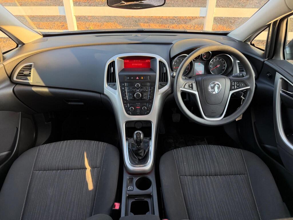 2011 Vauxhall Astra thumbnail 2