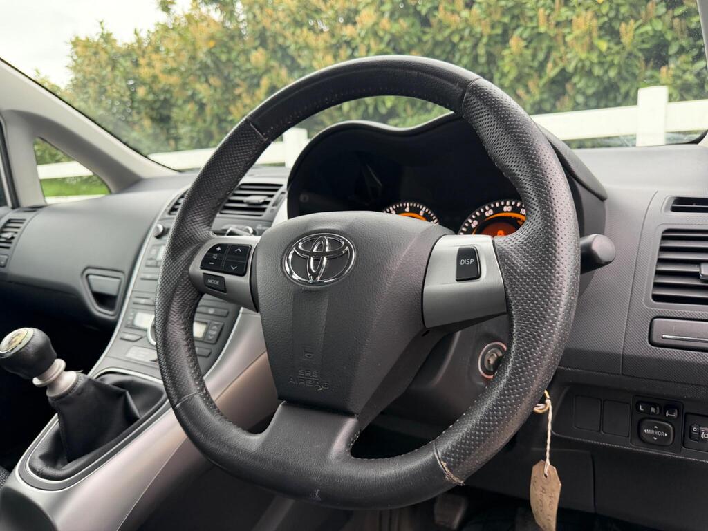 2010 Toyota Auris thumbnail 27