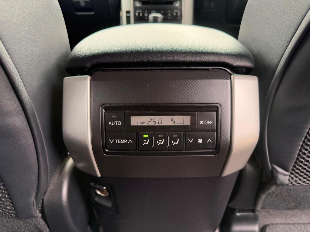 2010 Toyota Land Cruiser thumbnail 37