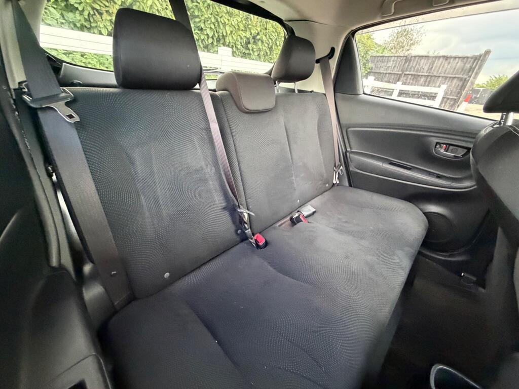 2017 Toyota Yaris thumbnail 18