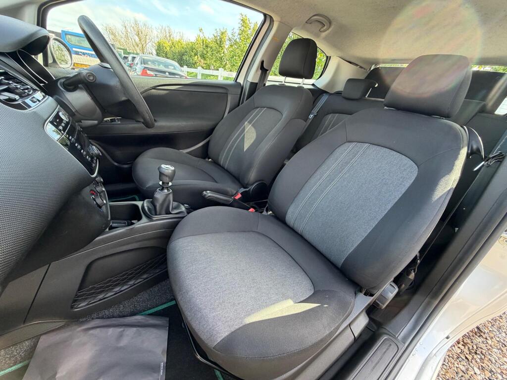 2015 Fiat Punto thumbnail 25