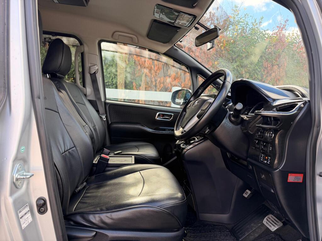 2014 Toyota Voxy thumbnail 27