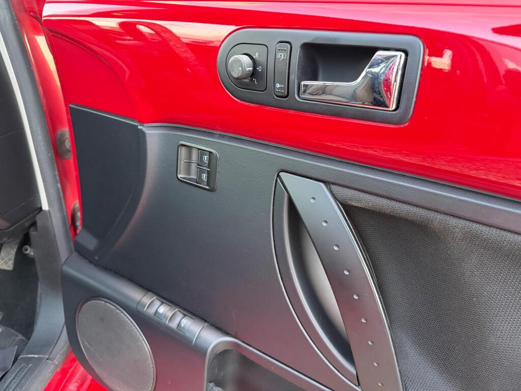 2010 Volkswagen Beetle thumbnail 28