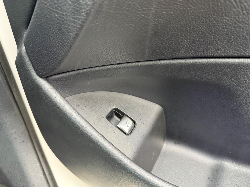 2016 Mercedes-Benz E Class thumbnail 32