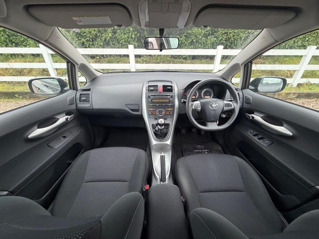 2012 Toyota Auris thumbnail 15