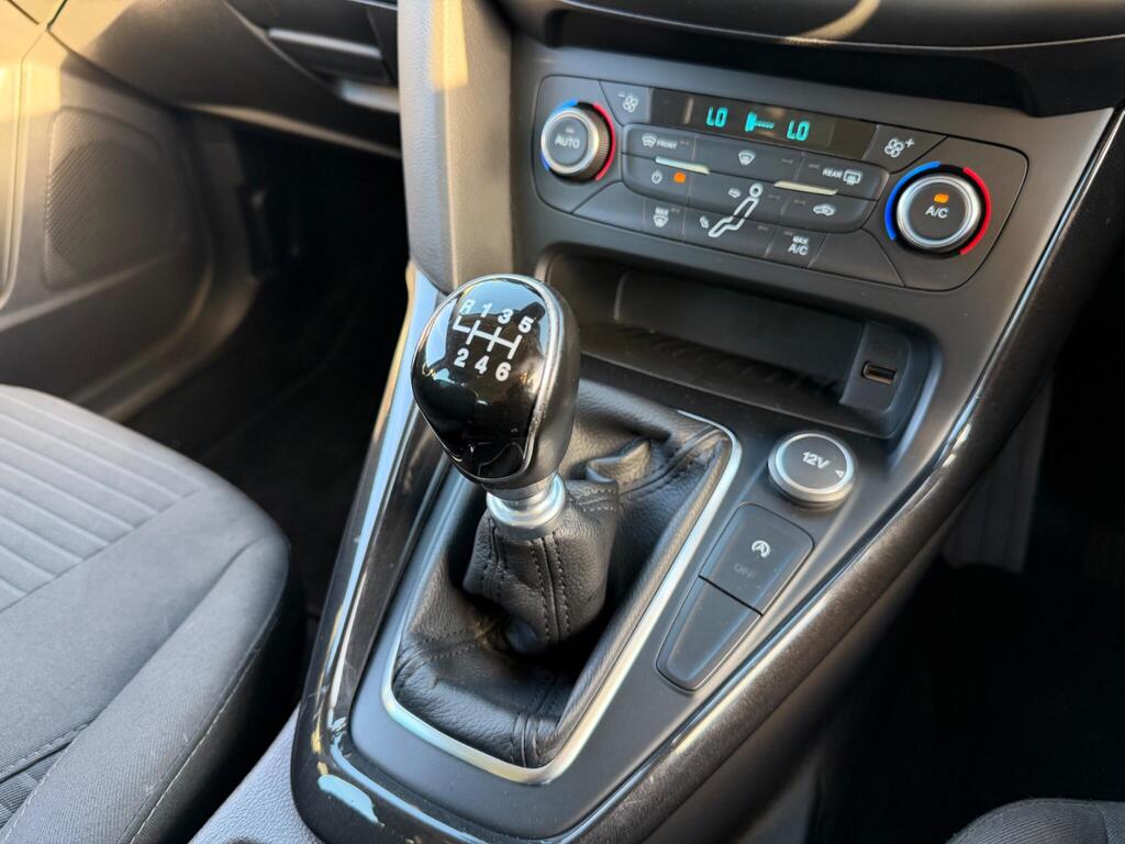 2017 Ford Focus thumbnail 15