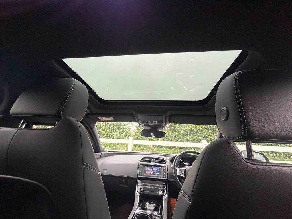 2015 Jaguar XE thumbnail 15