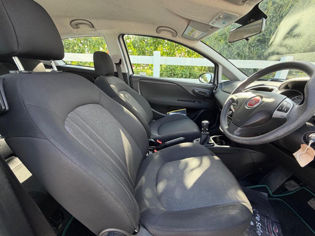 2015 Fiat Punto thumbnail 17