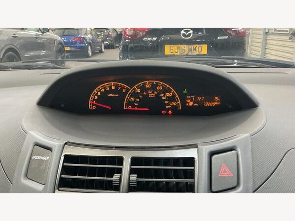 2011 Toyota Yaris thumbnail 12
