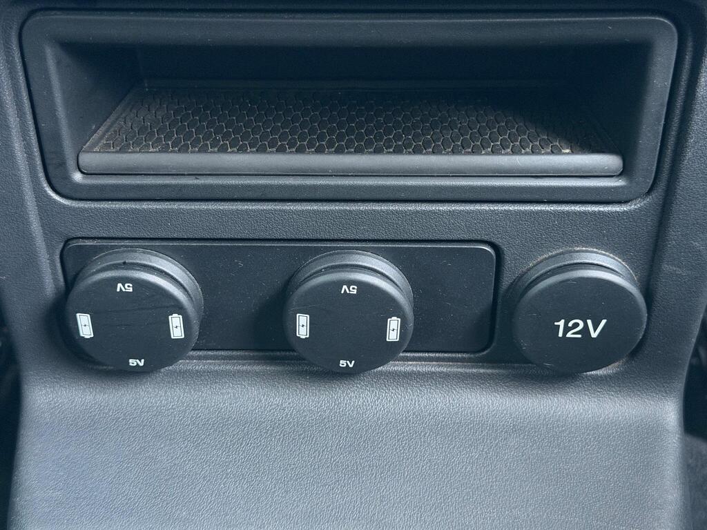 Jaguar F-PACE 2.0 D180 R-Sport Auto AWD Euro 6 (s/s) 5dr thumbnail 38