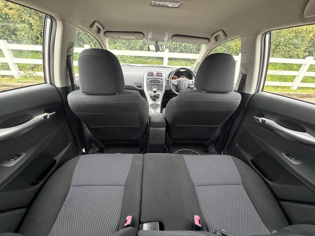 2010 Toyota Auris thumbnail 19