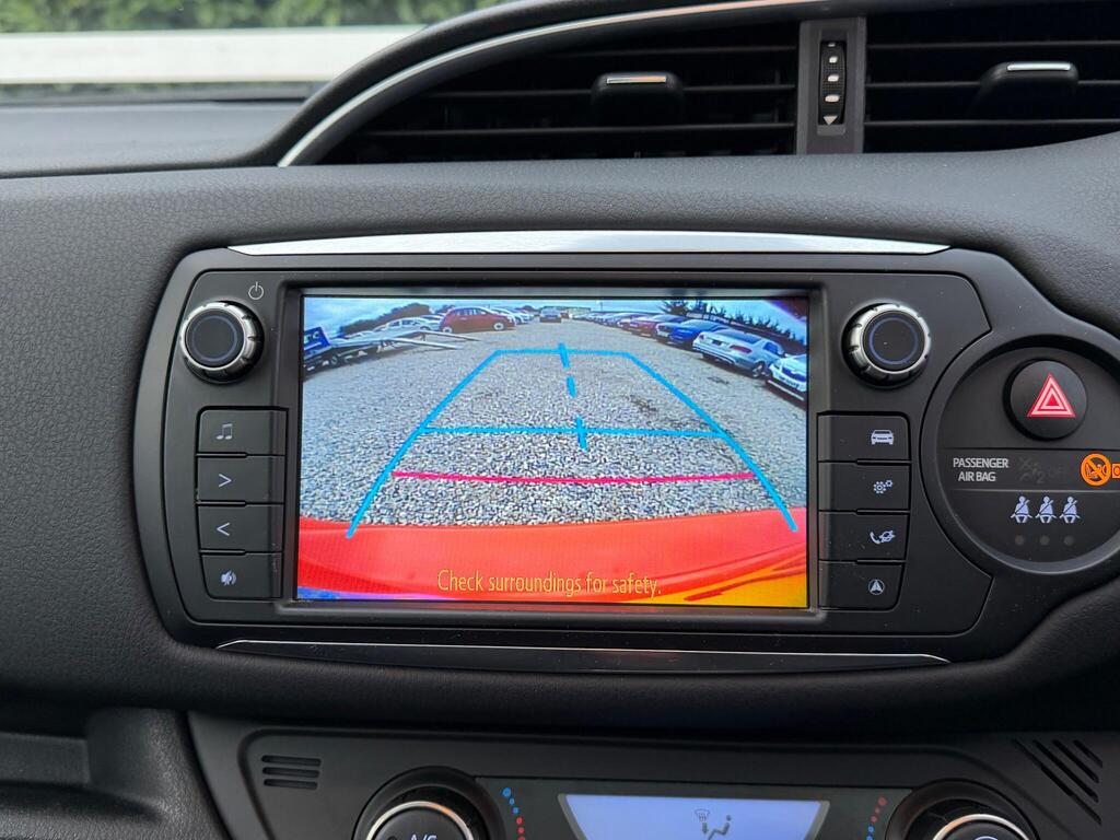 Toyota Yaris 1.5 VVT-h Orange Edition E-CVT Euro 6 5dr thumbnail 26