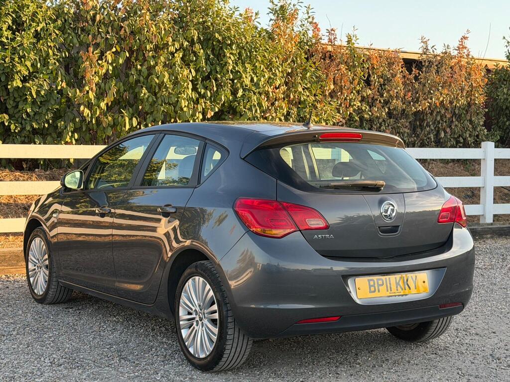 2011 Vauxhall Astra thumbnail 3