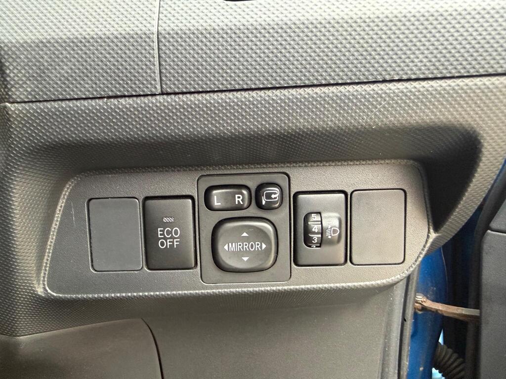 2012 Toyota Auris thumbnail 27