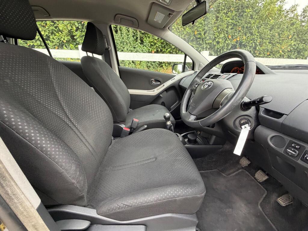 2011 Toyota Yaris thumbnail 16