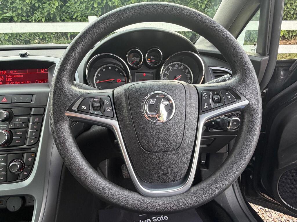 2015 Vauxhall Astra thumbnail 31