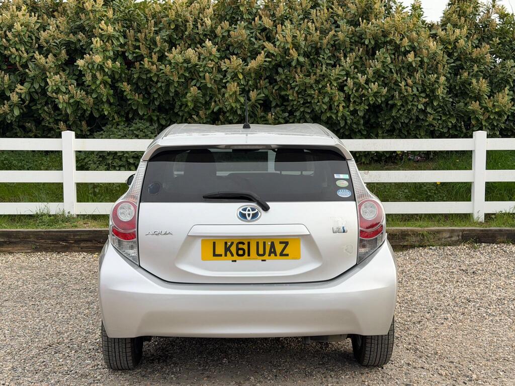 2012 Toyota Aqua thumbnail 12