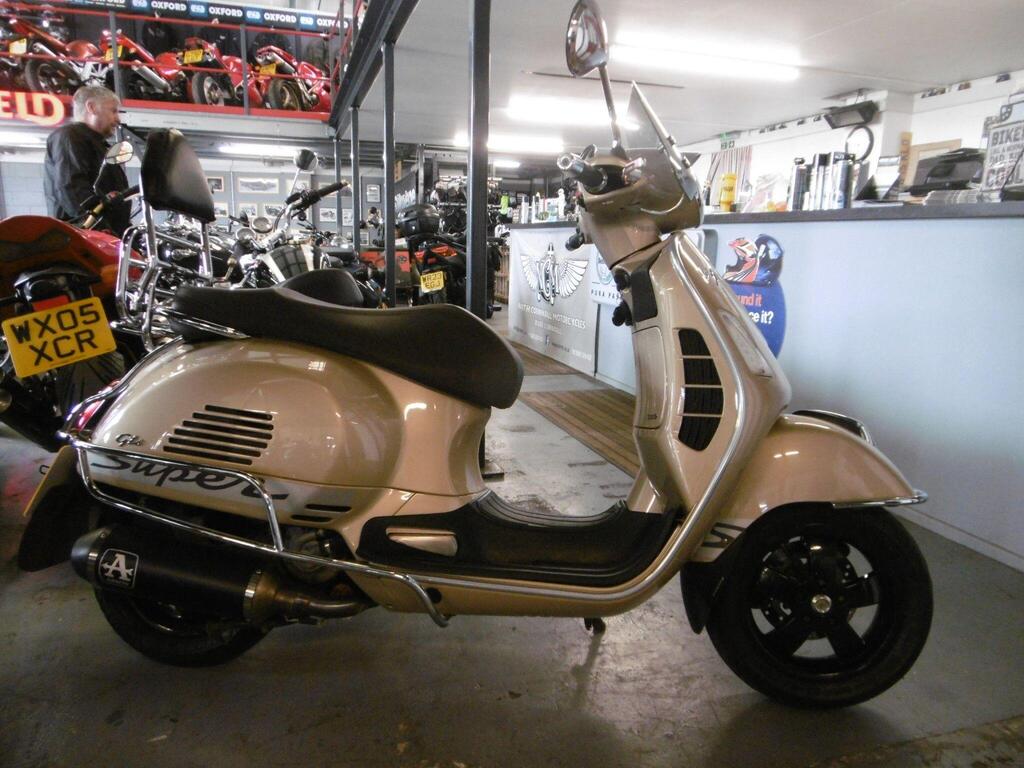 Piaggio Vespa GTS 300