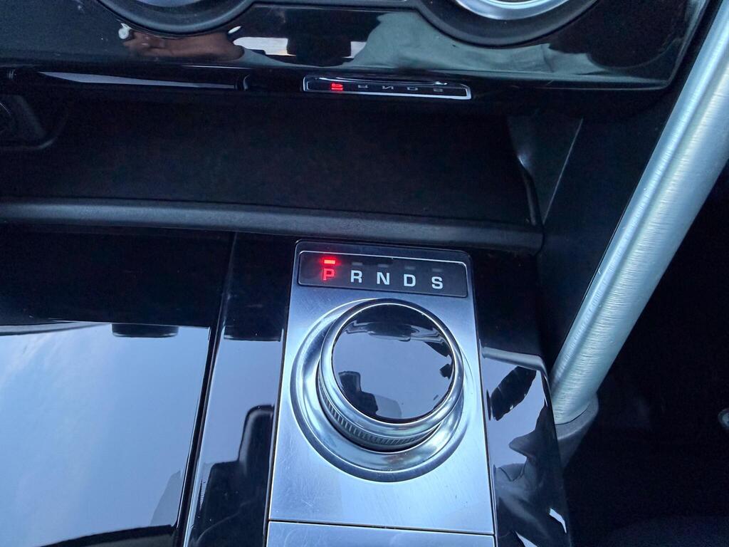 2017 Land Rover Discovery thumbnail 32