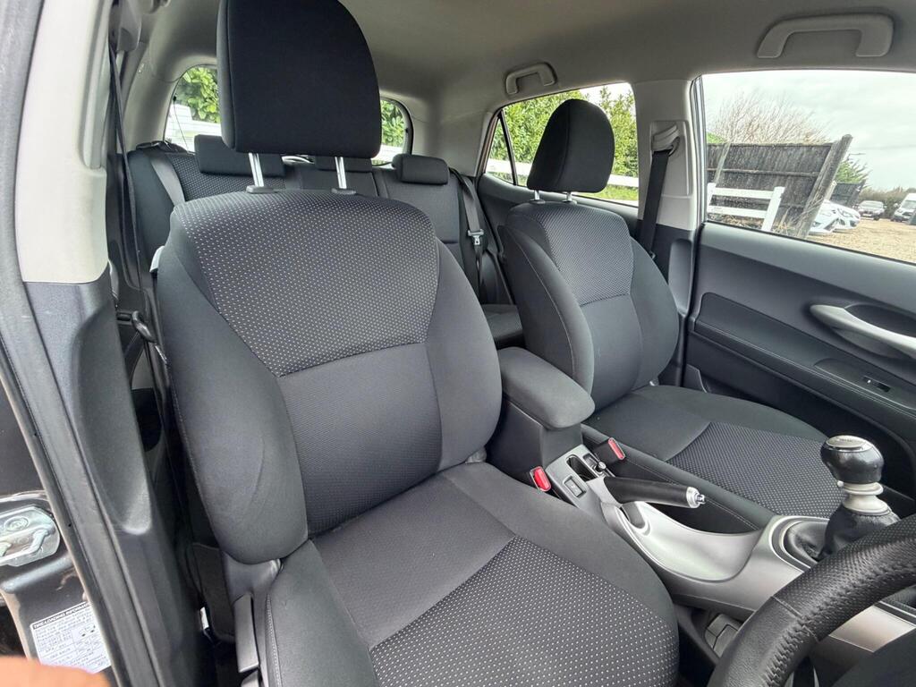 2012 Toyota Auris thumbnail 19