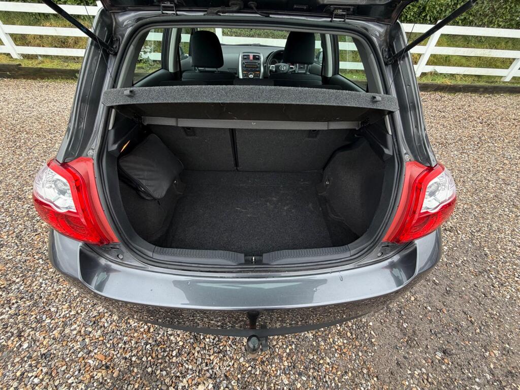 2012 Toyota Auris thumbnail 32