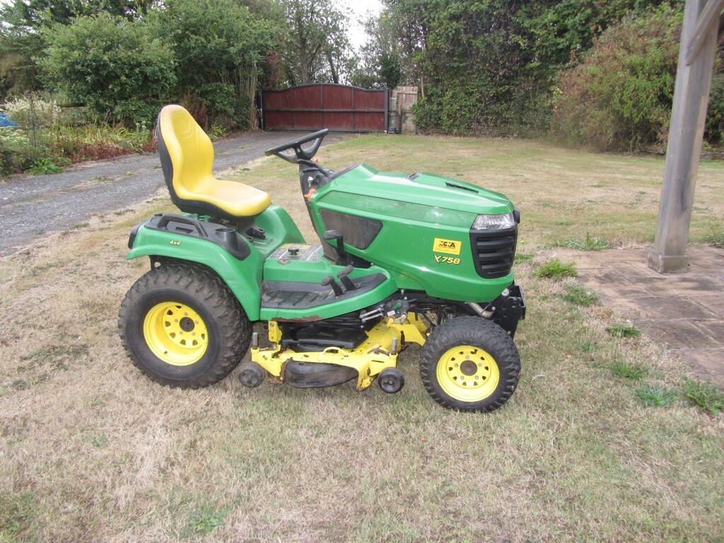 John Deere X758 LAWN TRACTOR Unlisted