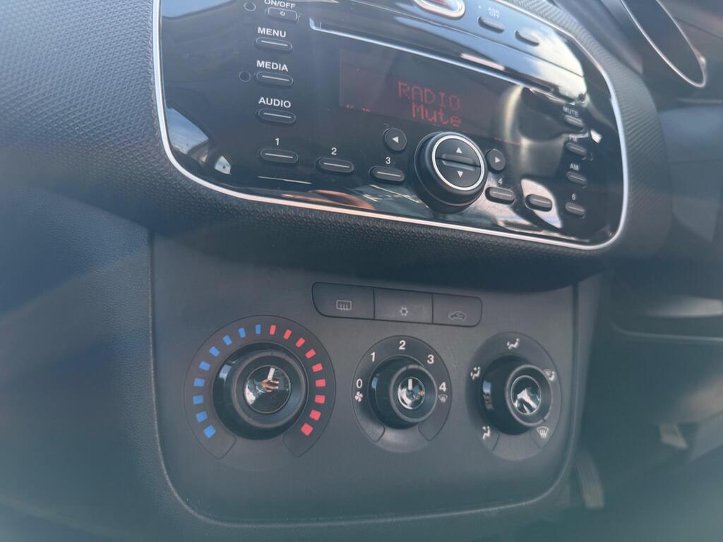 2015 Fiat Punto thumbnail 21